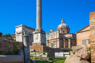 ROME, ITALY - 8 Nisan 2024: Roma forumu önemli antik hükümet binaları, tapınak kalıntıları ve antik yollar MÖ 7. yüzyılda başladı