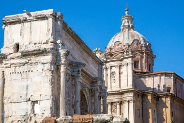 ROME, ITALY - 8 Nisan 2024: Roma forumu önemli antik hükümet binaları, tapınak kalıntıları ve antik yollar MÖ 7. yüzyılda başladı