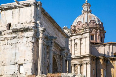 ROME, ITALY - 8 Nisan 2024: Roma forumu önemli antik hükümet binaları, tapınak kalıntıları ve antik yollar MÖ 7. yüzyılda başladı