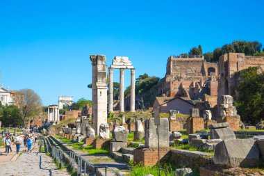 ROME, ITALY - 8 Nisan 2024: Roma forumu önemli antik hükümet binaları, tapınak kalıntıları ve antik yollar MÖ 7. yüzyılda başladı