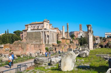 ROME, ITALY - 8 Nisan 2024: Roma forumu önemli antik hükümet binaları, tapınak kalıntıları ve antik yollar MÖ 7. yüzyılda başladı