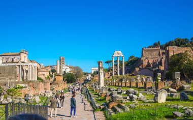 ROME, ITALY - 8 Nisan 2024: Roma forumu önemli antik hükümet binaları, tapınak kalıntıları ve antik yollar MÖ 7. yüzyılda başladı