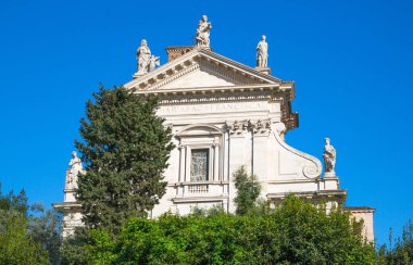 ROME, ITALY - 8 Nisan 2024: Roma forumu önemli antik hükümet binaları, tapınak kalıntıları ve antik yollar MÖ 7. yüzyılda başladı