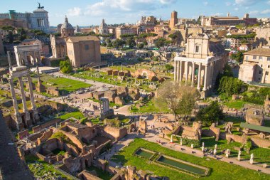 Roma, İtalya - 8 Nisan 2024: Roma forumu önemli antik hükümet binaları, tapınak kalıntıları ve antik yollar MÖ 7. yüzyılda başladı. Palatine Hill 'den Görünüm