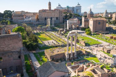 Roma, İtalya - 8 Nisan 2024: Roma forumu önemli antik hükümet binaları, tapınak kalıntıları ve antik yollar MÖ 7. yüzyılda başladı. Palatine Hill 'den Görünüm