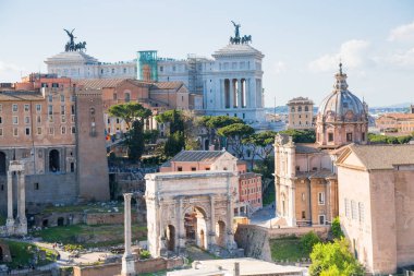 ROME, ITALY - 8 Nisan 2024: Roma forumu önemli antik hükümet binaları, tapınak kalıntıları ve antik yollar MÖ 7. yüzyılda başladı