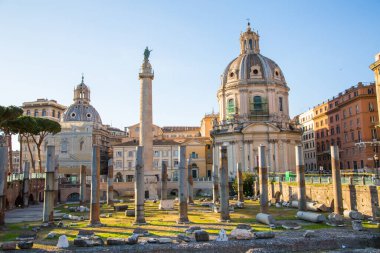 ROME, ITALY - 8 Nisan 2024: Önemli antik hükümet binalarının kalıntılarıyla birlikte Trajan 'ın Forumu M.Ö. 7. yüzyıl, 300 metre (980 feet) uzunluğunda ve 185 metre genişliğinde (607 feet) başladı. Trajan sütunu ortada
