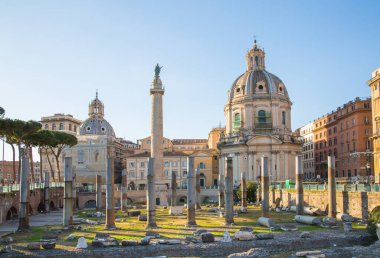 ROME, ITALY - 8 Nisan 2024: Önemli antik hükümet binalarının kalıntılarıyla birlikte Trajan 'ın Forumu M.Ö. 7. yüzyıl, 300 metre (980 feet) uzunluğunda ve 185 metre genişliğinde (607 feet) başladı. Trajan sütunu ortada