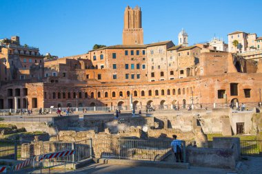 ROME, ITALY - 8 Nisan 2024: Önemli antik hükümet binalarının kalıntılarıyla birlikte Trajan 'ın Forumu M.Ö. 7. yüzyıl, 300 metre (980 feet) uzunluğunda ve 185 metre genişliğinde (607 feet) başladı. Trajan sütunu ortada