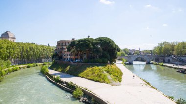 ROME, ITALY - 8 Nisan 2024: Isola, Flume Tevere, River Tider 'ın ortasındaki ada