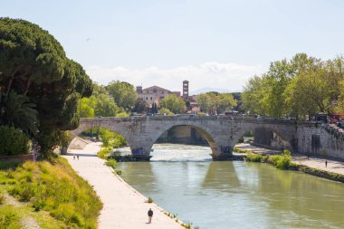 ROMA, İtalya - 8 Nisan 2016: Güneşli bir günde Ponte Garibaldi Köprüsü manzarası