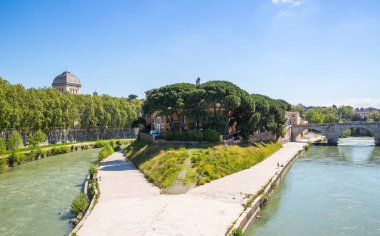 ROME, ITALY - 8 Nisan 2024: Isola, Flume Tevere, River Tider 'ın ortasındaki ada