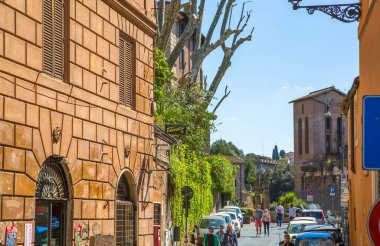 ROME, ITALY - 8 Nisan 2024: İtalyan sokağı, eski mimari Modern Şehre entegre edildi