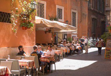 ROME, ITALY - 8 NİSAN 2024: İtalyan restoranları olan sokak 