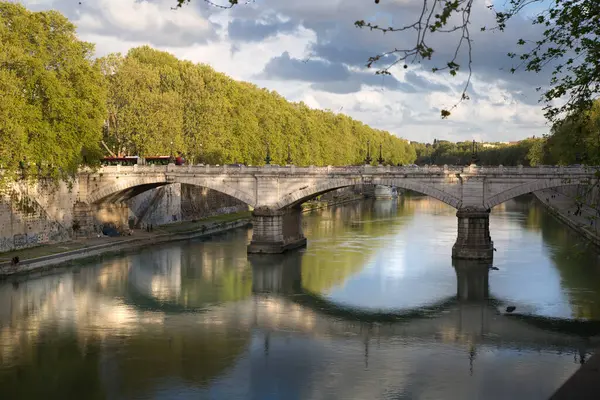 ROME, ITALY - 8 Nisan 2024: Roma 'daki Castel Sant' Angelo (Kutsal Meleğin Şatosu veya Hadrian Anıtmezarı)