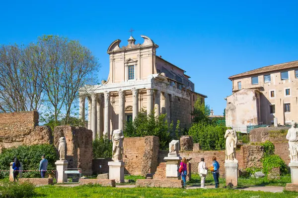 ROME, ITALY - 6 Nisan 2024: Roma 'nın önemli antik hükümet binaları, tapınakları, terimleri ve zafer kemerleriyle dolu forumu MÖ 7. yüzyılda başladı