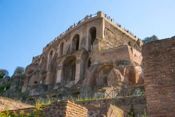 ROME, ITALY - 6 Nisan 2024: Roma 'nın önemli antik hükümet binaları, tapınakları, terimleri ve zafer kemerleriyle dolu forumu MÖ 7. yüzyılda başladı