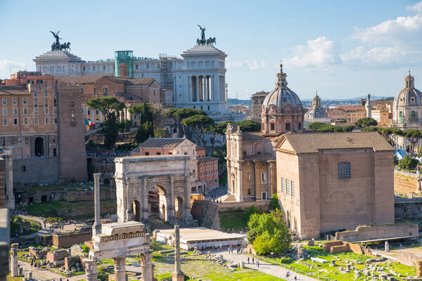РИМ, ИТАЛИЯ - 8 апреля 2024 года: Римский форум с руинами важных древних правительственных зданий, храмовыми руинами и древними дорогами начался в VII веке до нашей эры. Вид с Палатинского холма