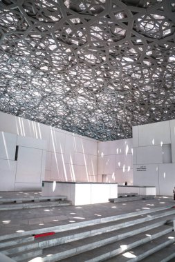 BAE, Abu Dabi - 22 Ağustos 2024 Louvre Abu Dabi Apartman görüşü