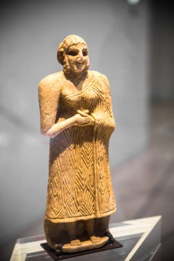 BAE, Abu Dabi - 22 Ağustos 2024: Sümer tanrıçası, Louvre Abu Dabi 'deki sanat eserleri, insanlık tarihini gözler önüne seriyor. 