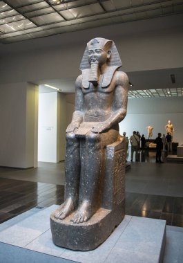 BAE, Abu Dabi - 22 Ağustos 2024: Ramsess Pharaoh, Louvre Abu Dabi 'deki sanat eserleri, insanlık tarihini gözler önüne seriyor. 