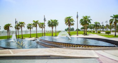 BAE, Abu Dabi - 22 Ağustos 2024: Güzel Arap mimarisi, beyaz mermer saray ve galeriler