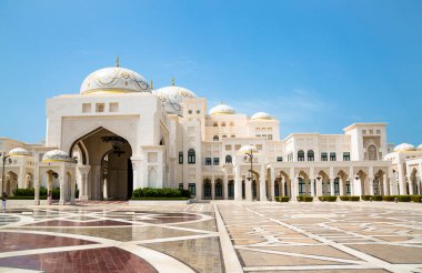 BAE, Abu Dabi - 22 Ağustos 2024: Güzel Arap mimarisi, beyaz mermer saray ve galeriler