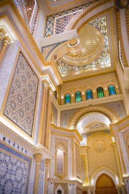 BAE, Abu Dabi - 22 Ağustos 2024: görkemli altın kubbesi ve geometrik süslemeleri olan mermer sarayın içi 