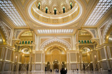 BAE, Abu Dabi - 22 Ağustos 2024: görkemli altın kubbesi ve geometrik süslemeleri olan mermer sarayın içi 