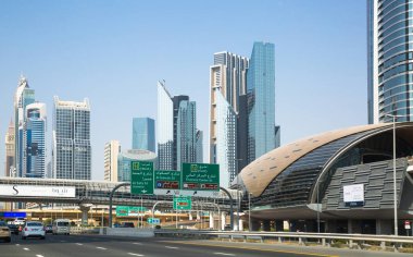 Dubai, BAE - 24 Ağustos 2024: Şeyh Zayed 'in ünlü gökdelenleri ile Dubai şehir merkezinde