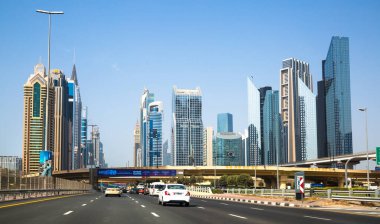 Dubai, BAE - 24 Ağustos 2024: Şeyh Zayed 'in ünlü gökdelenleri ile Dubai şehir merkezinde