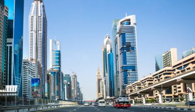 Dubai, BAE - 24 Ağustos 2024: Şeyh Zayed 'in ünlü gökdelenleri ile Dubai şehir merkezinde