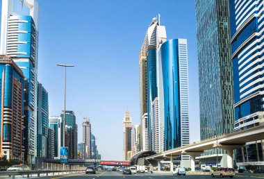 Dubai, BAE - 24 Ağustos 2024: Şeyh Zayed 'in ünlü gökdelenleri ile Dubai şehir merkezinde