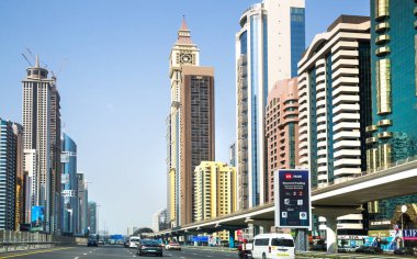 Dubai, BAE - 24 Ağustos 2024: Şeyh Zayed 'in ünlü gökdelenleri ile Dubai şehir merkezinde