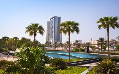 Dubai, BAE - 24 Ağustos 2024: Şeyh Zayed 'in ünlü gökdelenleri ile Dubai şehir merkezinde