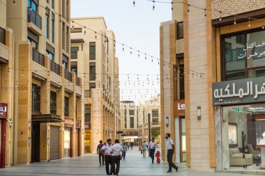 Dubai, BAE - 24 Ağustos 2024: Dubai Gold Souk, Dubai bölgesi altın, dükkan ve ticaret odaları satmak ve satın almak için. 