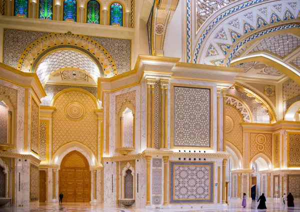 BAE, Abu Dabi - 22 Ağustos 2024: görkemli altın kubbesi ve geometrik süslemeleri olan mermer sarayın içi 