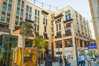 Dubai, BAE - 24 Ağustos 2024: Dubai Gold Souk, Dubai bölgesi altın, dükkan ve ticaret odaları satmak ve satın almak için. 