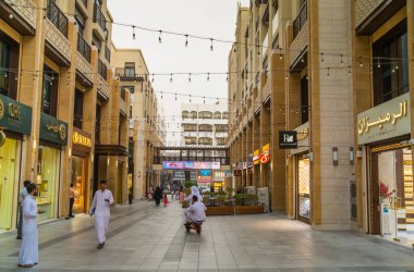 Dubai, BAE - 24 Ağustos 2024: Dubai Gold Souk, Dubai bölgesi altın, dükkan ve ticaret odaları satmak ve satın almak için. 