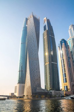 Dubai, BAE - 26 Ağustos 2024: Dubai Marina gökdelenleri tekneden panoramik manzara