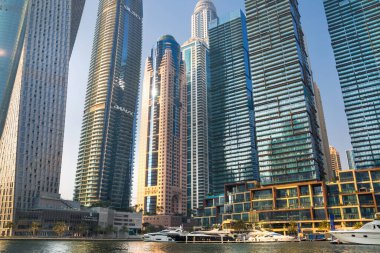 Dubai, BAE - 26 Ağustos 2024: Dubai Marina gökdelenleri tekneden panoramik manzara