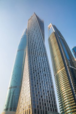 Dubai, BAE - 26 Ağustos 2024: Dubai Marina gökdelenleri tekneden panoramik manzara