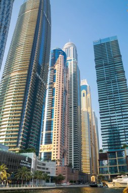 Dubai, BAE - 26 Ağustos 2024: Dubai Marina gökdelenleri tekneden panoramik manzara