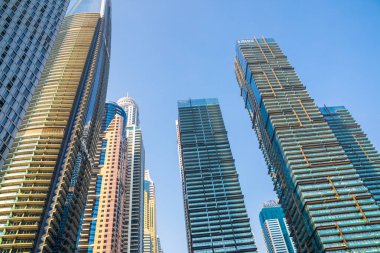 Dubai, BAE - 26 Ağustos 2024: Dubai Marina gökdelenleri tekneden panoramik manzara