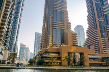Dubai, BAE - 26 Ağustos 2024: Dubai Marina gökdelenleri tekneden panoramik manzara