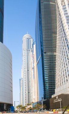 Dubai, BAE - 26 Ağustos 2024: Dubai Marina gökdelenleri tekneden panoramik manzara