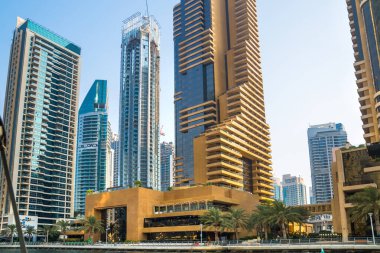 Dubai, BAE - 26 Ağustos 2024: Dubai Marina gökdelenleri tekneden panoramik manzara