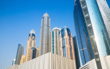 Dubai, BAE - 26 Ağustos 2024: Dubai Marina gökdelenleri tekneden panoramik manzara