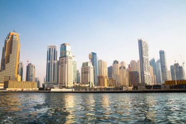 Dubai, BAE - 26 Ağustos 2024: Dubai Marina gökdelenleri tekneden panoramik manzara