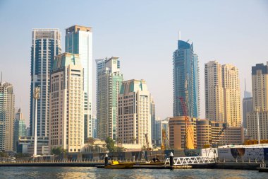 Dubai, BAE - 26 Ağustos 2024: Dubai Marina gökdelenleri tekneden panoramik manzara